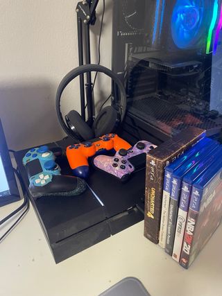 PS4 1T + 5 Juegos + 3 Mandos + Cascos