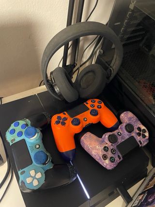 PS4 1T + 5 Juegos + 3 Mandos + Cascos