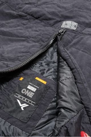 Chaqueta cortavientos negra con capucha