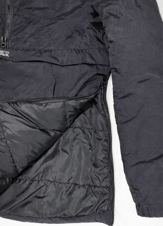 Chaqueta cortavientos negra con capucha