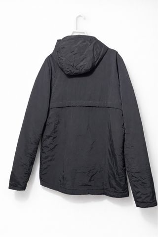 Chaqueta cortavientos negra con capucha