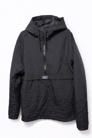 Chaqueta cortavientos negra con capucha