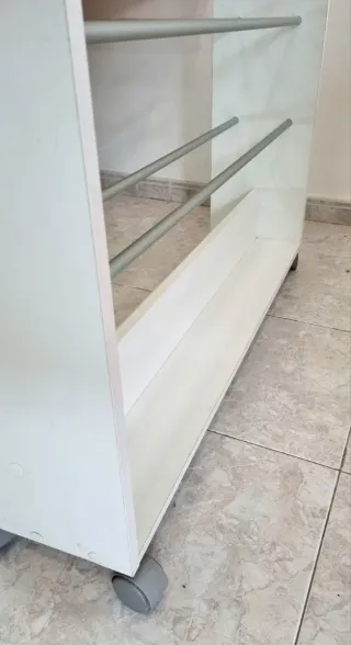 Expositor de pañuelos blanco con ruedas