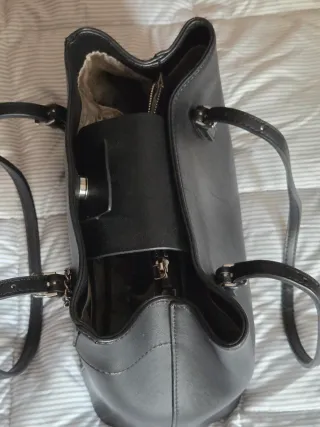 Bolso Negro Guess con asas