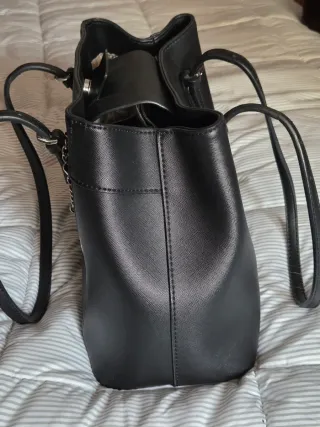 Bolso Negro Guess con asas