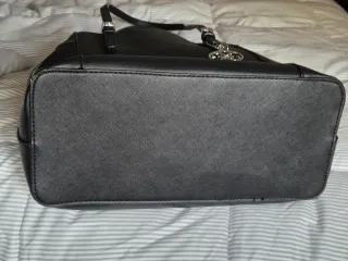 Bolso Negro Guess con asas