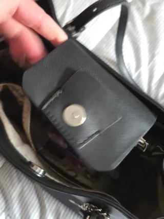 Bolso Negro Guess con asas