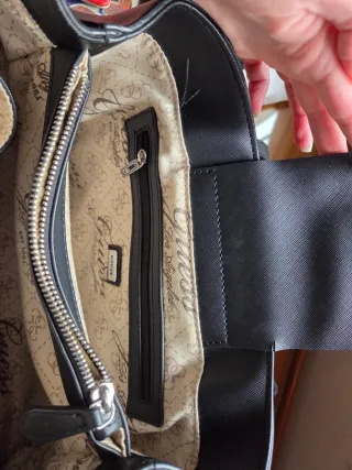 Bolso Negro Guess con asas