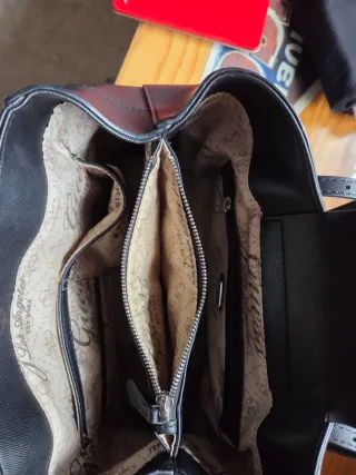 Bolso Negro Guess con asas