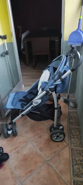 Carro de paseo azul Marca chico .