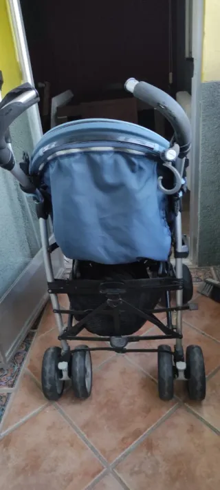 Carro de paseo azul Marca chico .