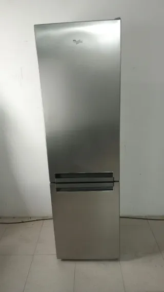 Nevera Whirlpool plateada