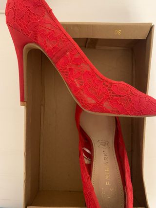 Tacones rojos encaje Primark talla 37