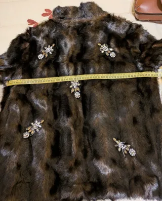 Chaquetón pelo Zara abalorios
