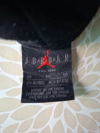 Sudadera Jordan Negra con Logo Rojo