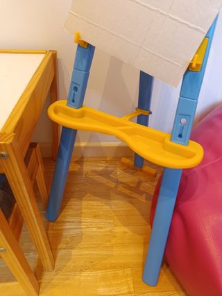 Caballete de plástico azul y amarillo