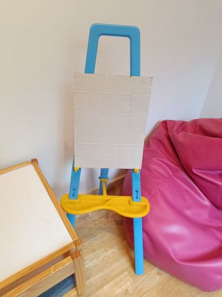 Caballete de plástico azul y amarillo