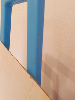 Caballete de plástico azul y amarillo