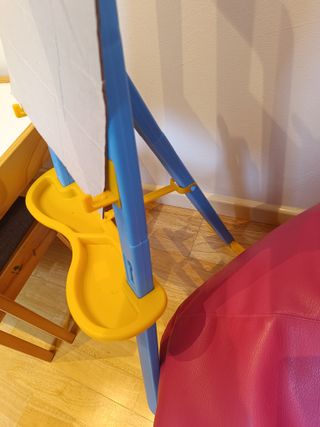 Caballete de plástico azul y amarillo