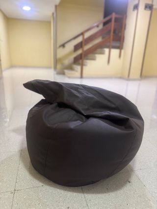 Sillón de madera y puff tela