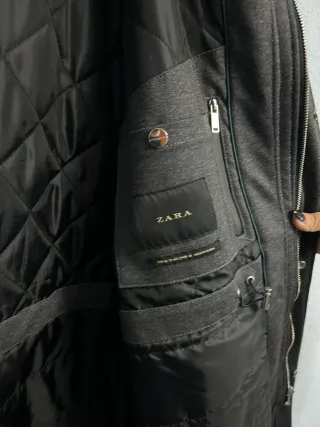 Traje gris y abrigo.