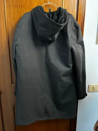 Traje gris y abrigo.