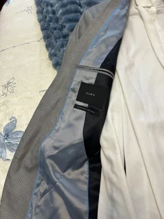 Traje gris y abrigo.