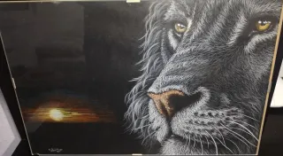 Cuadro León a mano en cartulina negra