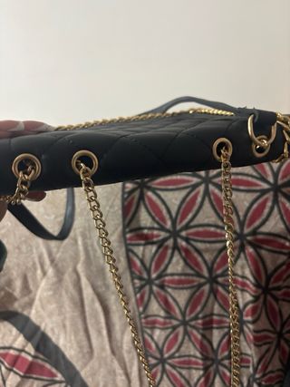 Bolso negro y dorado acolchado marca local