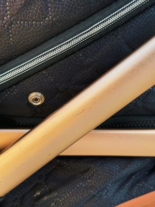 Carrito de bebé negro y dorado