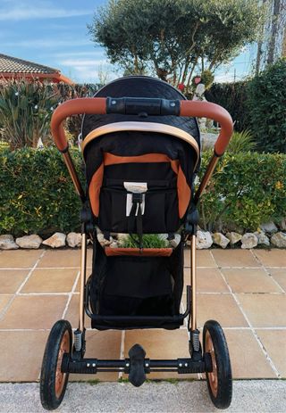 Carrito de bebé negro y dorado