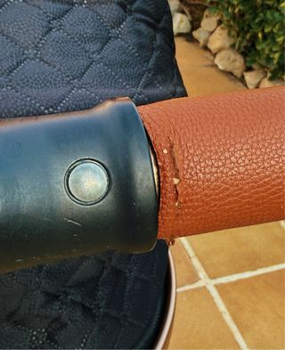 Carrito de bebé negro y dorado