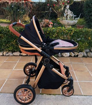 Carrito de bebé negro y dorado