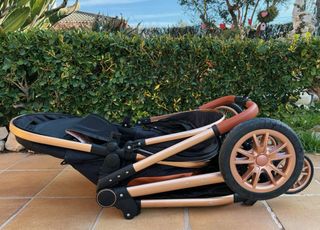 Carrito de bebé negro y dorado