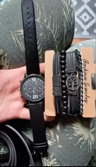 Reloj y 4 Pulseras a juego