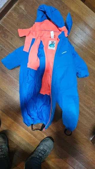 Buzo de nieve azul y naranja