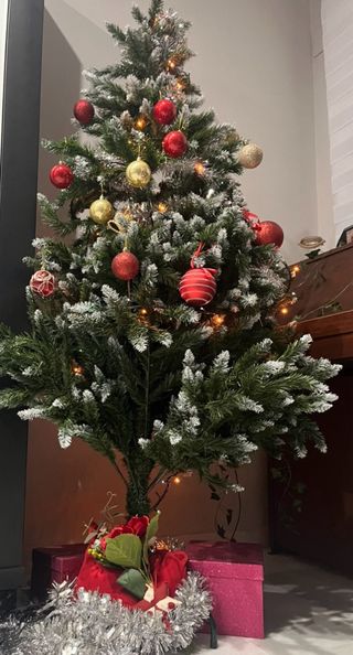 Árbol de Navidad verde con adornos rojos