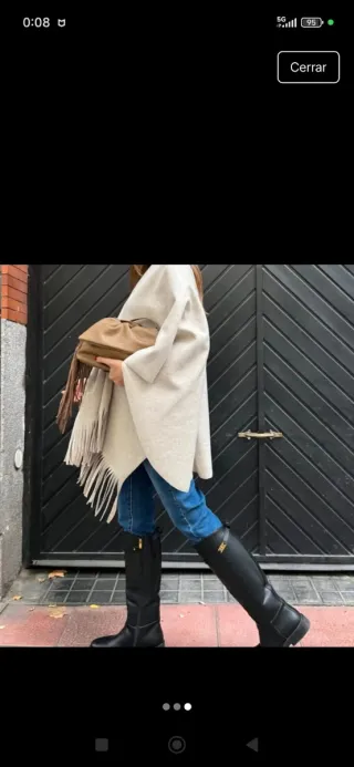 Capa poncho beige con nudo y flecos