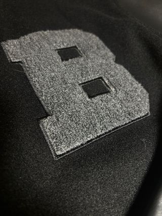 Chaqueta Bomber Negra con Mangas de Cuero