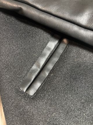 Chaqueta Bomber Negra con Mangas de Cuero