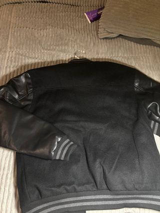 Chaqueta Bomber Negra con Mangas de Cuero