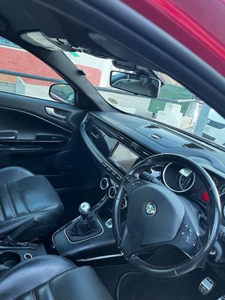 Alfa Romeo Giulietta 2014 se conduce lado derecho