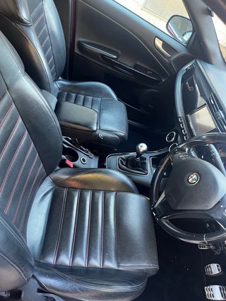 Alfa Romeo Giulietta 2014 se conduce lado derecho