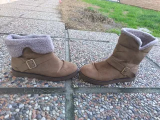 Stivaletti beige con fibbia