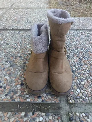 Stivaletti beige con fibbia