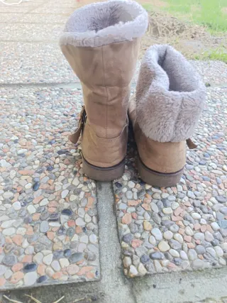 Stivaletti beige con fibbia