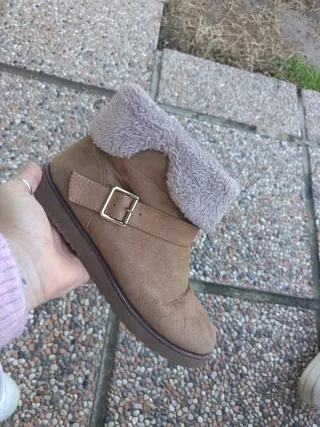 Stivaletti beige con fibbia