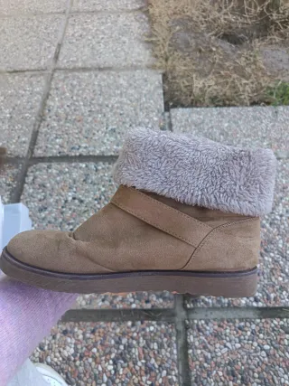 Stivaletti beige con fibbia