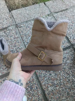 Stivaletti beige con fibbia