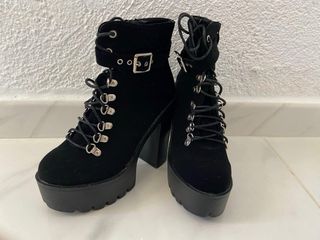 Botas de tacón negras con plataforma